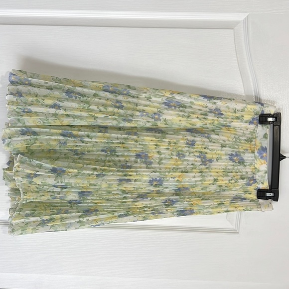 Beautiful skirt 🌺 - Picture 3 of 6